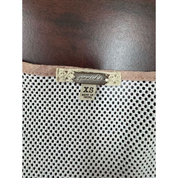 Gimmicks by BKE Tie Front Blouse with Mesh Size X-Small - Picture 4 of 6